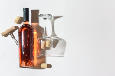 Arka planda bir şişe nefis şarap, cam ve tirbuşon.