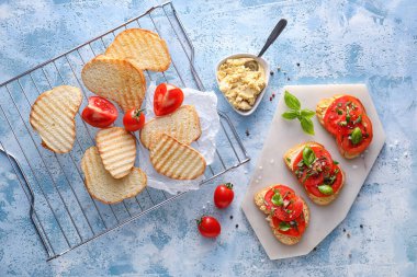Renkli domatesli bruschettalar ve humus.