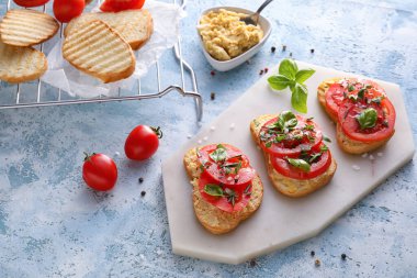 Renkli domatesli bruschettalar ve humus.