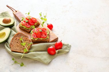 Hafif arka planda domatesli lezzetli bruschetas ve guacamole.