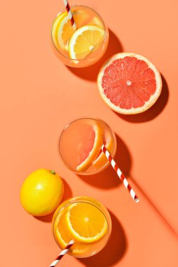 Renkli arka planda limonata ve narenciye içeren kompozisyon