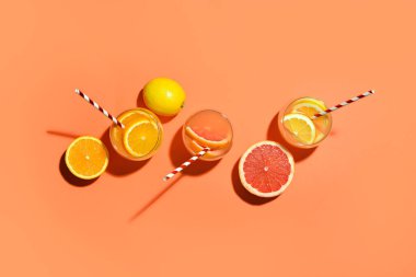 Renkli arka planda limonata ve narenciye içeren kompozisyon