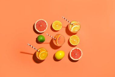 Renkli arka planda limonata ve narenciye içeren kompozisyon