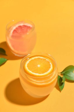 Renkli limonata bardakları, yakın plan.