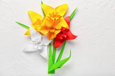 Işık arkaplanındaki Origami nergisleri