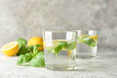 Hafif arka planda fesleğenli lezzetli limonata bardakları