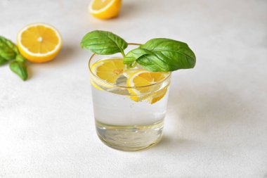 Hafif arka planda fesleğenli lezzetli bir limonata.