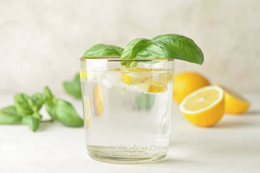 Hafif arka planda fesleğenli lezzetli bir limonata.