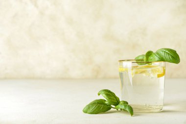 Hafif arka planda fesleğenli lezzetli bir limonata.