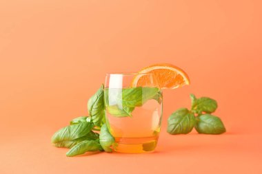 Renkli fesleğenli lezzetli bir limonata.