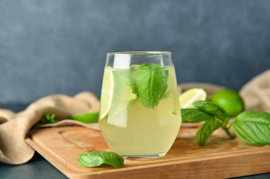 Koyu arkaplanda fesleğenli lezzetli bir limonata.