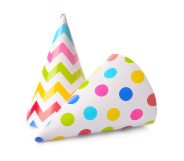 Beyaz arkaplanda parti konileri