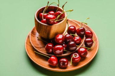 Renkli vişneli kase