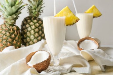 Hafif arka planda lezzetli Pina Colada kokteyli olan bardaklar