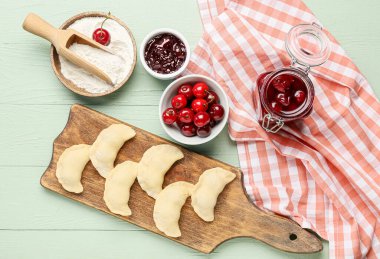 Renkli ahşap arka planda çiğ kirazlı hamur köftesi kompozisyonu