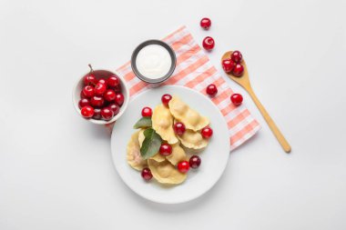 Lezzetli vişneli börek tabağı ve açık arkaplanda sos.