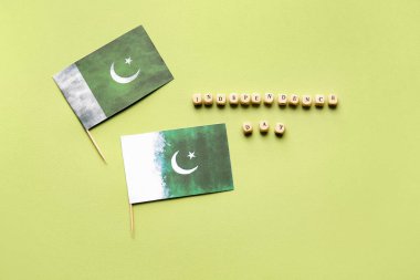 Pakistan bayrakları ve metin Renk arkaplanındaki INDEPenDENCE GÜNÜ