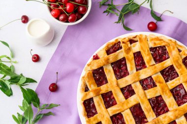 Tatlı vişneli turta ve hafif arka planda bir sürahi süt.