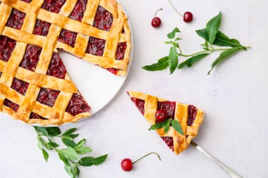 Hafif arka planda bir parça vişneli turta ile sppatula.