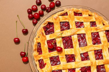 Renkli arkaplanda lezzetli vişneli turta olan tahta