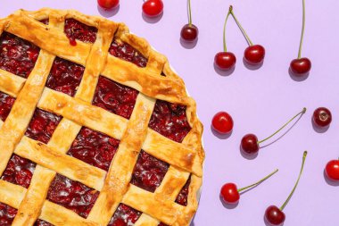 Renkli arkaplanda lezzetli vişneli turta tabağı