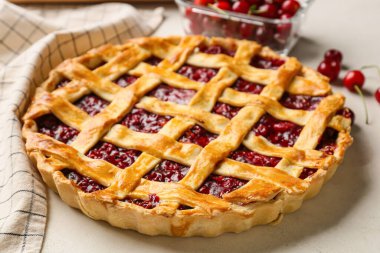 Hafif arka planda vişneli turta, yakın plan.