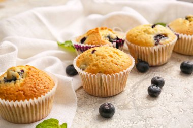 Hafif arkaplanda lezzetli yaban mersinli kekler.