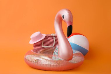 Renk arkaplanında şişme yüzük ve plaj aksesuarları