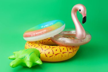 Renk arkaplanında şişirilebilir halkalar