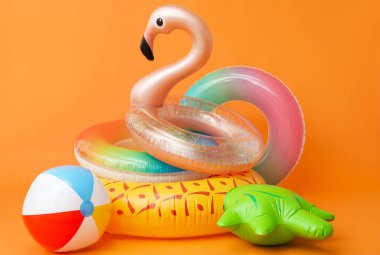 Renkli arkaplanda şişirilebilir halkalar ve top