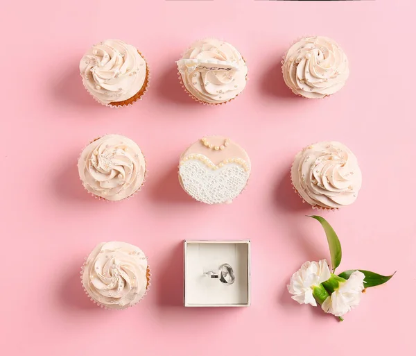 Composition Cupcakes Wedding Rings Color Background — Stock Photo, Image