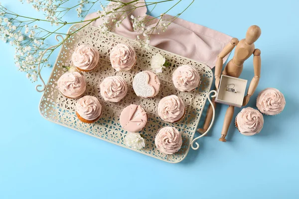 Podnos Chutnými Cupcakes Dřevěné Figuríny Drží Snubní Prsteny Barevném Pozadí — Stock fotografie