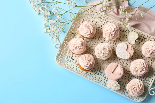 Tray Tasty Wedding Cupcakes Color Background — Stock Photo, Image