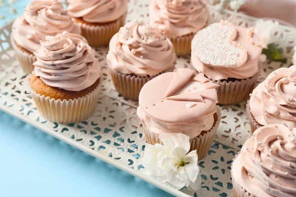 Podnos Chutnými Svatební Cupcakes Barevném Pozadí — Stock fotografie