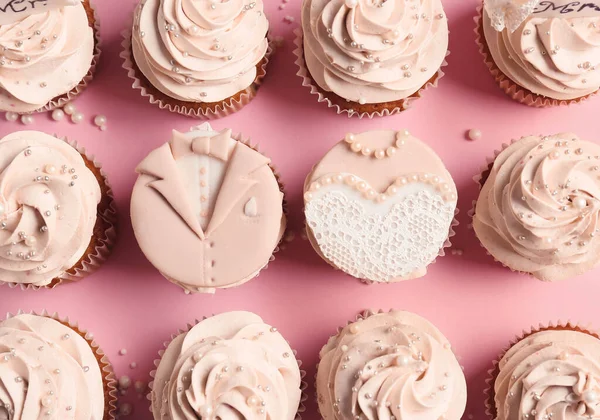 Chutné Svatební Cupcakes Barevném Pozadí — Stock fotografie
