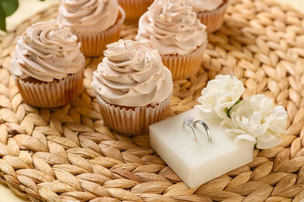 Chutné Cupcakes Snubní Prsteny Barevném Pozadí — Stock fotografie