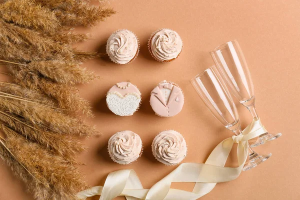 Ízletes Esküvői Cupcakes Szemüveg Színes Háttér — Stock Fotó