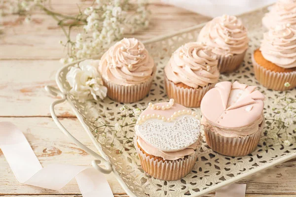 Vassoio Con Gustosi Cupcake Nuziali Sfondo Bianco Legno — Foto Stock