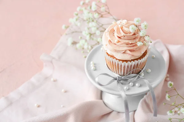 Десертный Стенд Вкусным Свадебным Кексом Цветном Фоне — стоковое фото