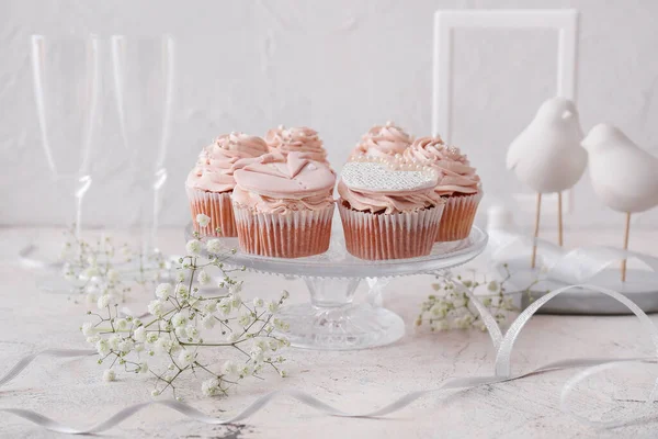 Desszert Stand Ízletes Esküvői Cupcakes Asztalon — Stock Fotó