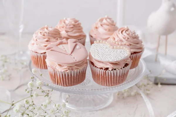 Postre Soporte Con Sabrosos Cupcakes Boda Mesa — Foto de Stock