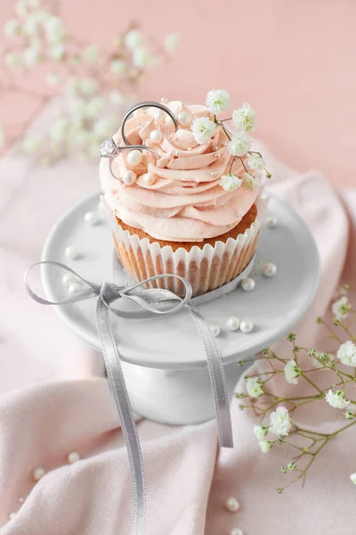 Dessert Stand Tasty Cupcake Wedding Rings Color Background — Stock Photo, Image