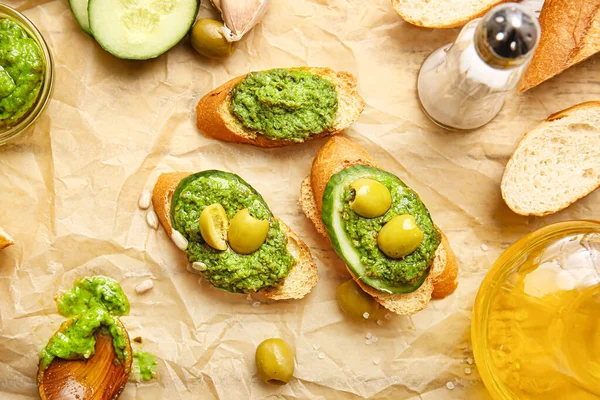 Lekkere Toastjes Met Pestosaus Olijven Tafel Close — Stockfoto