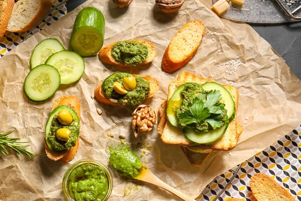 Samenstelling Met Lekkere Toastjes Pestosaus Donkere Achtergrond — Stockfoto