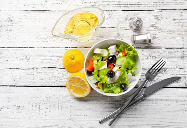 Schaal Met Lekkere Griekse Salade Ingrediënten Lichte Achtergrond — Stockfoto