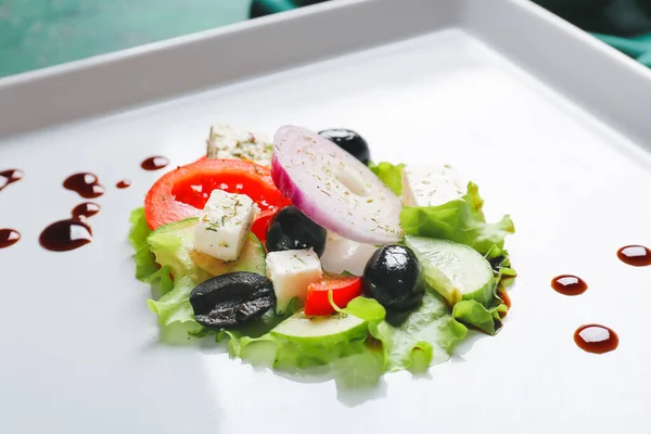 맛있는 그리스 샐러드와 식탁에 클로즈업 — 스톡 사진
