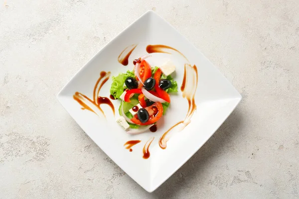배경에 맛있는 그리스 샐러드를 바른다 — 스톡 사진