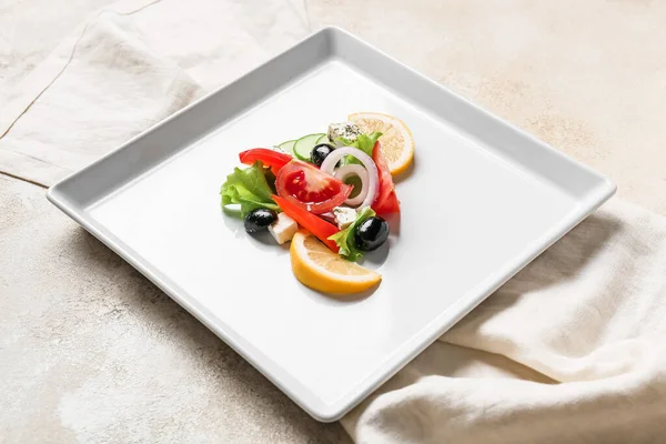 Πιάτο Νόστιμη Ελληνική Σαλάτα Ελαφρύ Φόντο — Φωτογραφία Αρχείου
