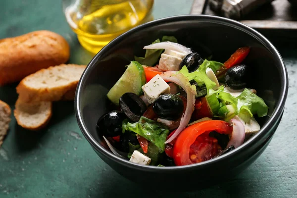色の背景においしいギリシャのサラダとボウル クローズアップ — ストック写真