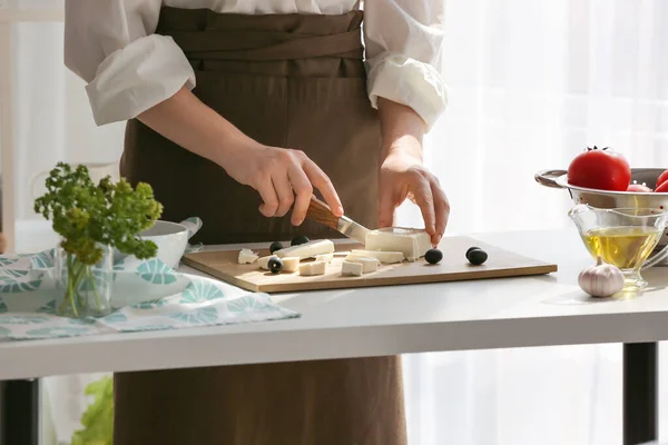 Mujer Cortando Sabroso Queso Feta Mesa Cocina Primer Plano — Foto de Stock